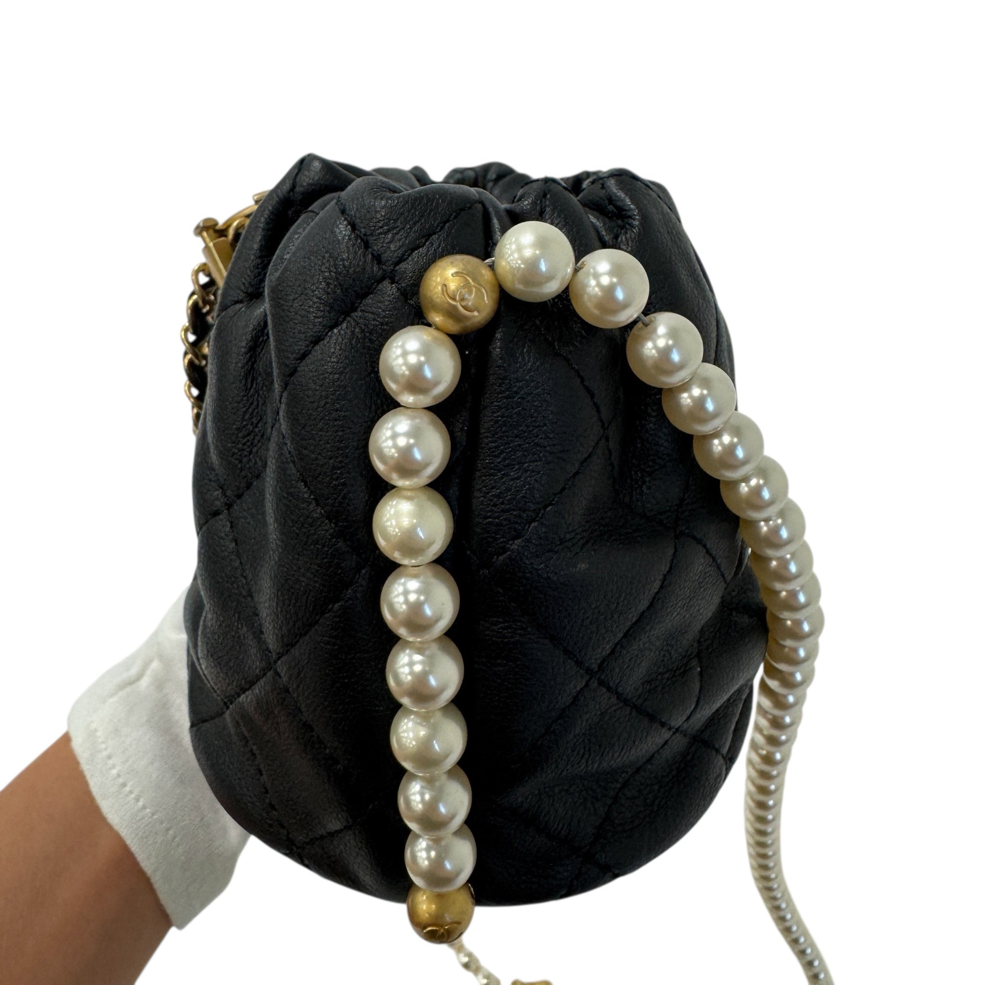 煌めくパールチェーン 可愛い三日月型 CHANEL ラウンドバック 煌めくパールチェーン 可愛い三日月型 CHANEL ラウンドバック